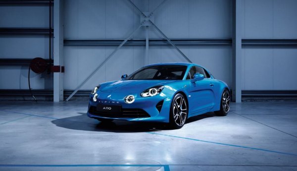 Въпреки че може да не е толкова известен в световен мащаб като първото поколение Challenger или Ford GT40, оригиналният Alpine A110 е един от най-популярните спортни автомобили в Европа през 60-те и 70-те години на миналия век - главно благодарение на впечатляващото си резюме при моторните спортове и емблематичния си дизайн.

Той е разработен в началото на 60-те години на миналия век от тогавашния независим производител Alpine и използва серия от двигатели на Renault.
